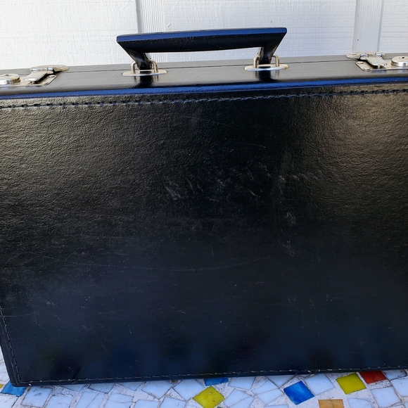 SOLD! Vintage 1970s - 80s black leather briefcase - Picture 2 of 8